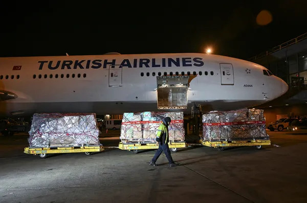 thy-tum-gucuyle-milletinin-yaninda-deprem-bolgesinden-tahliyeler-devam-ediyor-1676012286469.jpg THY tüm gücüyle milletin yanında! Deprem bölgesinden tahliyeler devam ediyor - 5