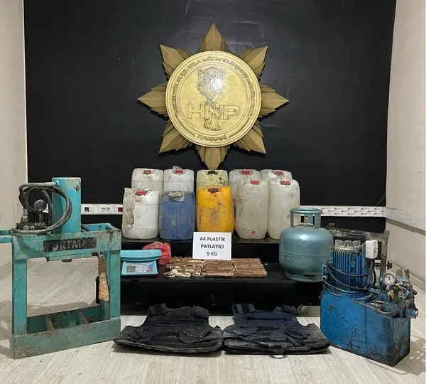 Son dakika: İçişleri Bakanlığı: Hakkari’de 9 kilo A-4 patlayıcı ve 204 kilo eroin ele geçirildi