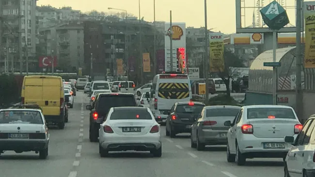 Bursa'da koronavirüs kuralları hiçe sayıldı! Çekilen görüntüler "Pes" dedirtti - 1