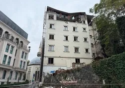 Fatih'teki otelin en üst katı çöktü: 5 araç zarar gördü