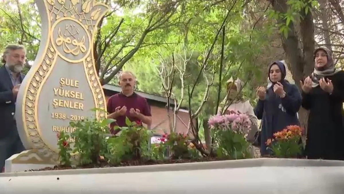 Şule Yüksel Şenler vefatının 5. yılında kabri başında anıldı