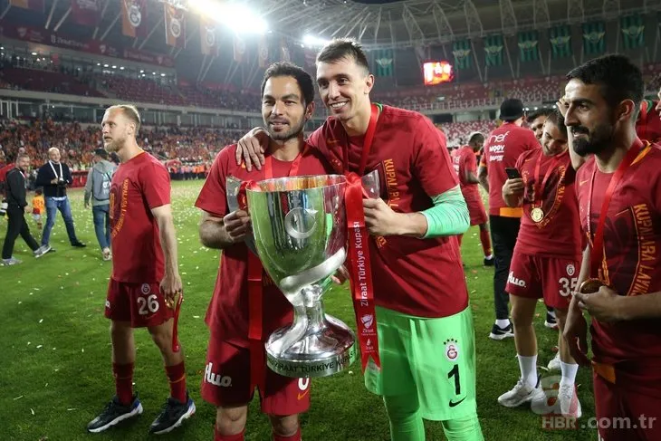 Türkiye Kupası Şampiyonu Galatasaray kupasını böyle kaldırdı!