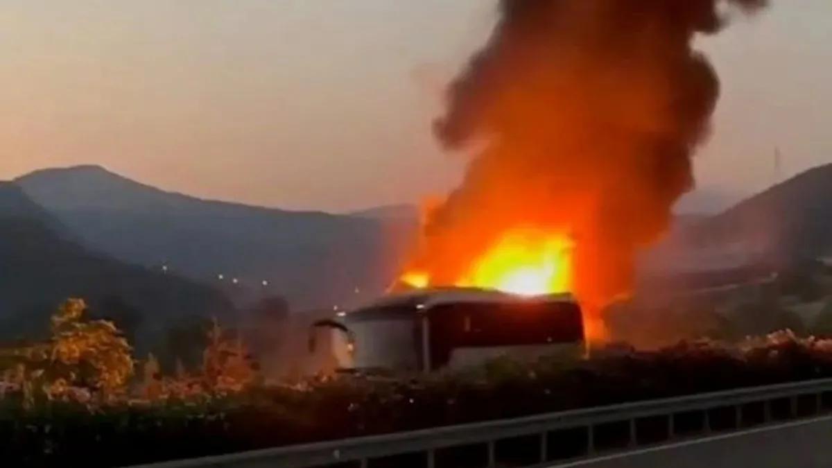 Yolcu otobüsü alev alev yandı yolcular tahliye edildi