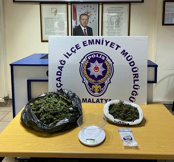 malatyada-15-kilogram-esrar-ele-gecirildi-6-kisi-yakalandi-1668708577158.jpg Malatya'da 1,5 kilogram esrar ele geçirildi! 6 kişi yakalandı - 1