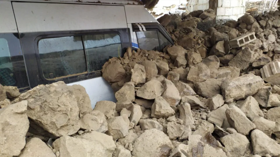 İran'da korkutan deprem! Van'da ölü ve yaralılar var