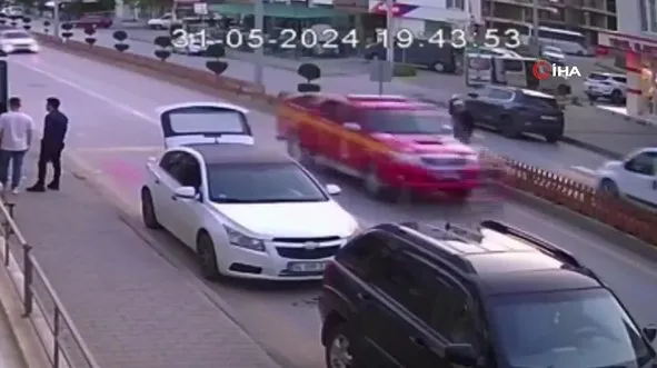 Otomobilin çarptığı yaşlı adam metrelerce savruldu!