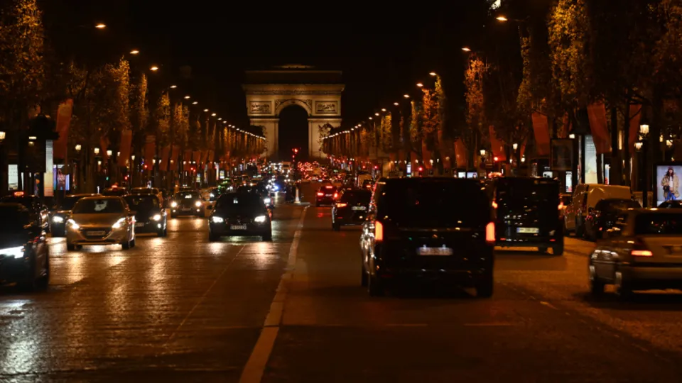 Fransa'nın başkenti Paris karardı! Işıklar söndü, sokaklar karanlığa büründü