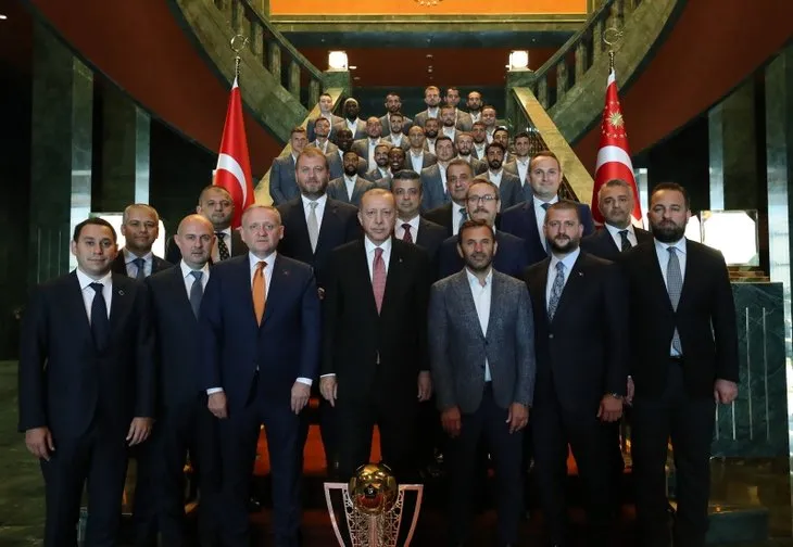 Başkan Erdoğan şampiyon Medipol Başakşehir’i Külliye’de ağırladı