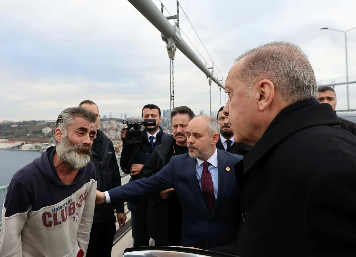 Başkan Erdoğan 15 Temmuz Köprüsü'nde konvoyunu durdurdu vatandaşın intihar girişimini engelledi! İşte o kareler...