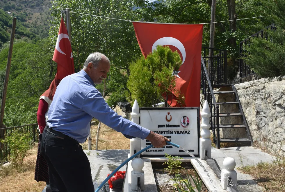 sehit-ogretmen-necmettin-yilmaz-gumushanedeki-kabri-basinda-anildi-1784200942540.jpg Şehit öğretmen Necmettin Yılmaz Gümüşhane'deki kabri başında anıldı - 1