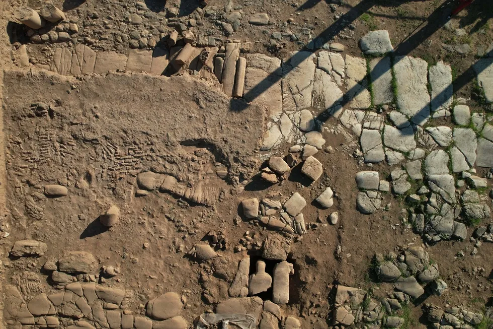 Sardes Antik Kenti’nde 2 bin 500 yıllık keşif: Lidya kültürünün izlerini taşıyan anıtsal genç erkek heykeli bulundu - 6