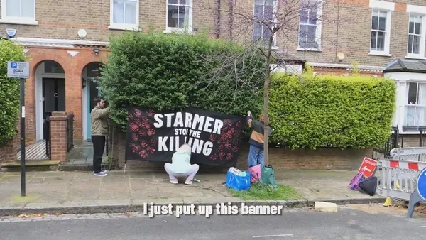 İngiltere’de Filistin destekçileri muhalefet liderinin evinin önüne çocuk ayakkabıları bıraktı: Öldürmeyi durdurun