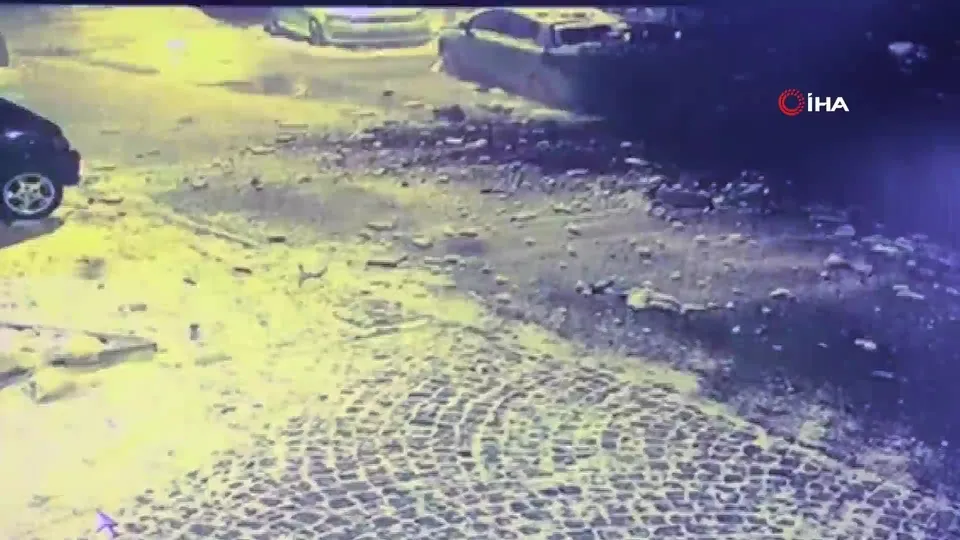 Kağıthane’de istinat duvarı böyle çöktü!