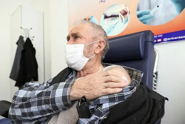 Türkiye'de aşı seferberliği! 75 yaş üzerindeki kişilerin aşılanmasına başlandı - 2