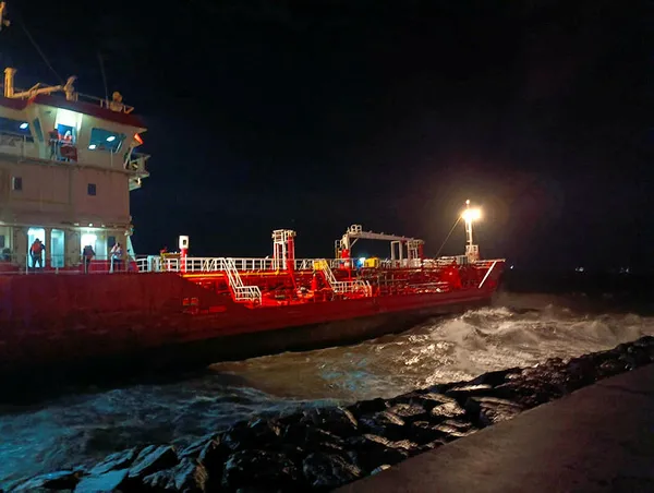 1701228079261.jpg Zeytinburnu açıklarında gemi karaya oturdu! 11 mürettebat kurtarıldı! 600 ton dizel yakıt... - 5