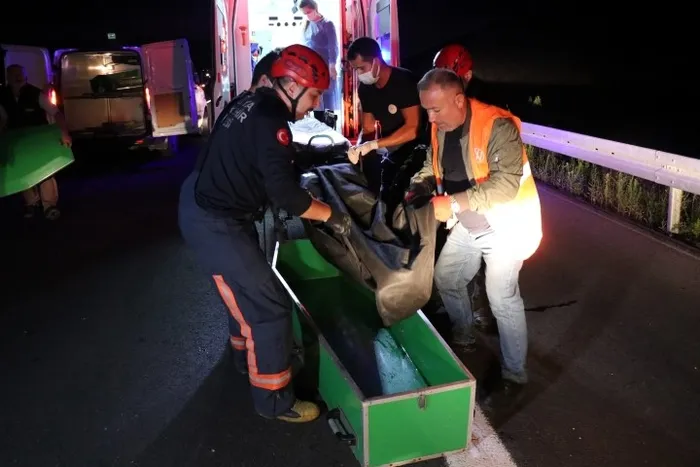 Kuzey Marmara Otoyolu'nda feci kaza! Otomobil TIR'a ok gibi saplandı - 2