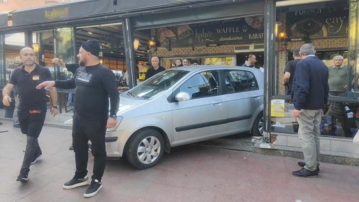 Otomobille kafeye daldı! 1 kişi hayatını kaybetti 3 yaralı