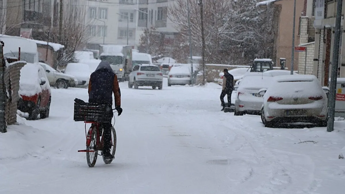 Van'da yoğun kar yağışı: 180 mahalleye erişim sağlanamıyor