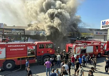 Diyarbakır'da sanayi sitesi yangını! TOMA'lar da destek verdi