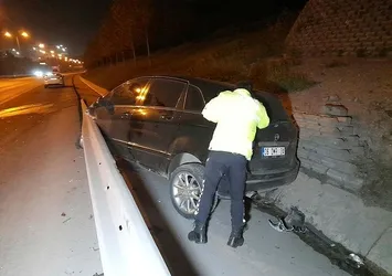 TEM'e kaza! Su tahliye kanalına düştü