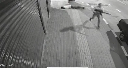 Sokak ortasında kanlı pusu: Husumetlisini başından vurup teslim oldu! O anlar kamerada