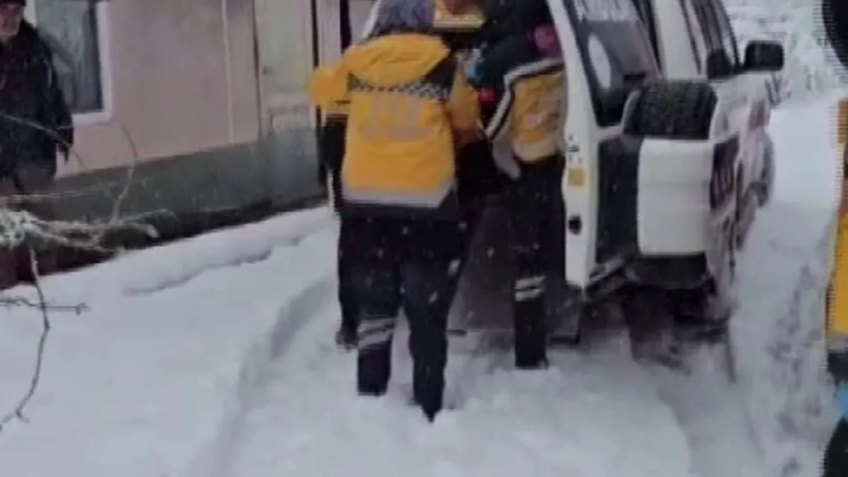 Ekipler, yolu karla kaplı köydeki hastayı hastaneye ulaştırdı