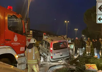 İstanbul'da yağan kar kazaları da beraberinde getirdi
