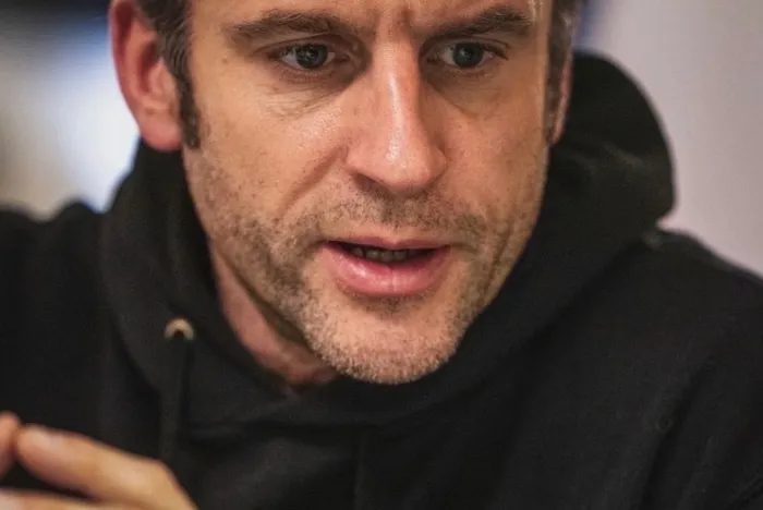 Son dakika: Fransa Cumhurbaşkanı Emmanuel Macron’un kıyafeti sosyal medyada olay oldu: Vladimir Zelenskiy’e mi özendi?