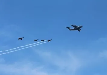 İstanbul Boğazı’nda selamlama uçuşu! Türk Yıldızları ve SOLOTÜRK gökyüzünde böyle süzüldü
