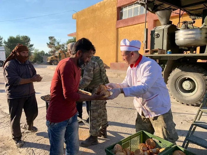 Mehmetçik, Tel Abyad ve Rasulayn'da kandil simidi dağıttı - 2