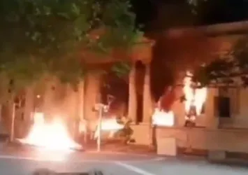Arjantin'de valilik binası ateşe verildi!
