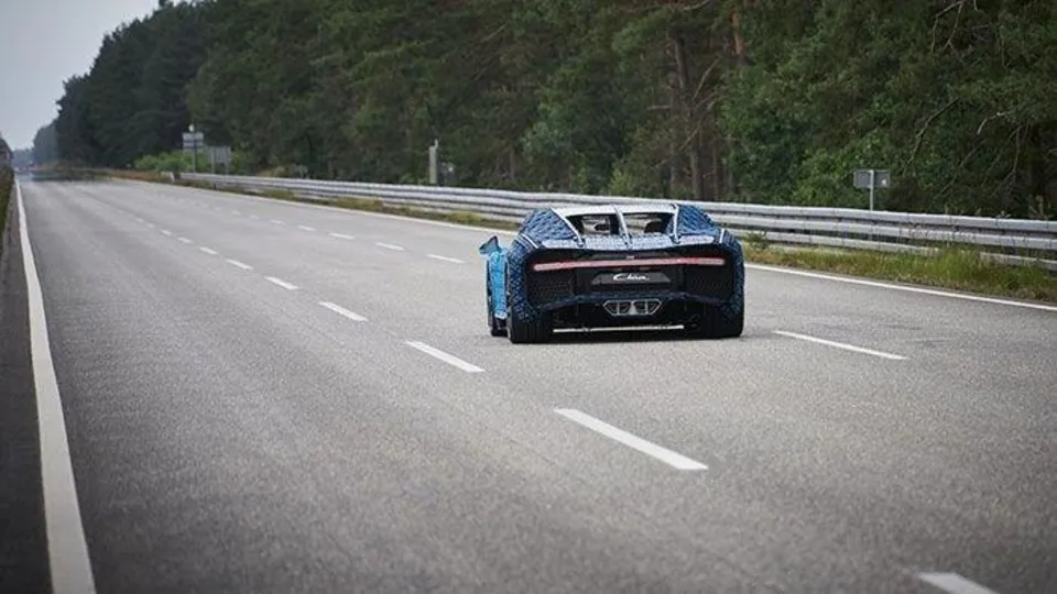 LEGO, 1 milyondan fazla lego Technic parçasını kullanarak Bugatti Chiron tasarladı