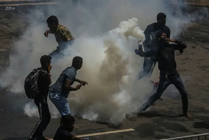 son-dakika-sri-lanka-devlet-baskani-gotabaya-rajapaksanin-ulkeyi-terk-etti-iddiasi-1657660366466.jpg Son dakika: Sri Lanka Devlet Başkanı Gotabaya Rajapaksa ülkeyi terk etti - 1