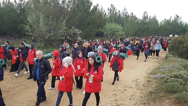 Gençler atalarının izinde Conkbayırı’na yürüyor | 57. Alay’a ’Vefa Yürüyüşü’