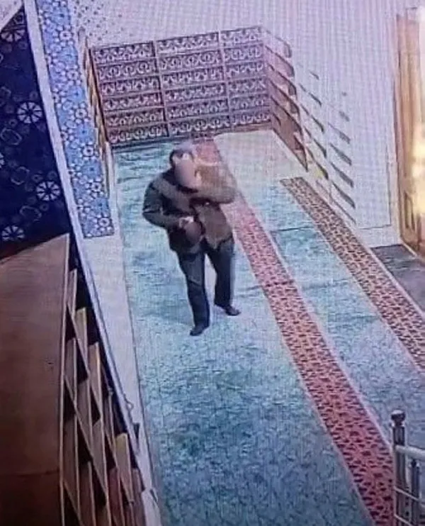 1668270478955.jpg Sigara ve içki ile camiye girip Kur'an-ı Kerim'i tekmeledi! İstanbul'da skandal olay - 3