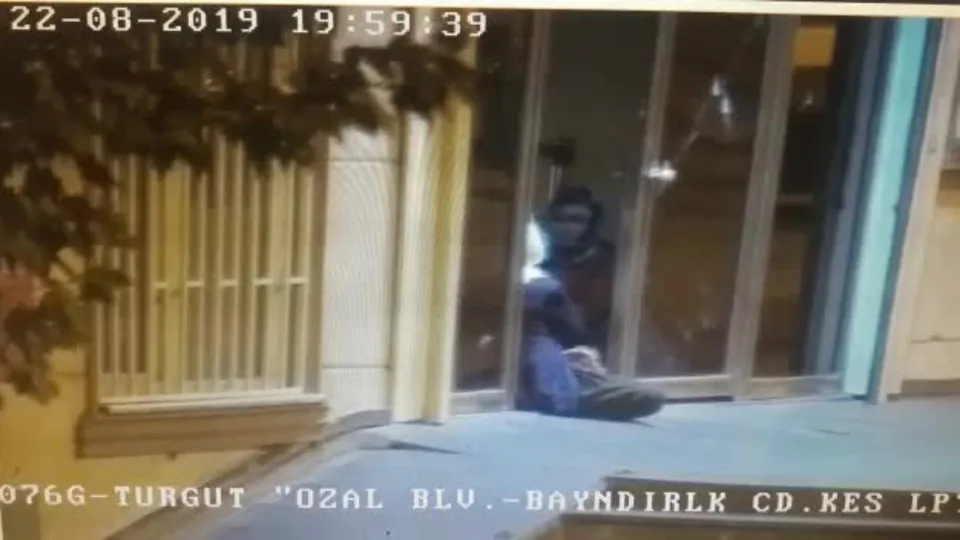 HDP’ye isyan eden anne Hacire Akar’dan oturma eylemi! | Video