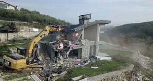 CHP’li başkanın kaçak villası yıkıldı