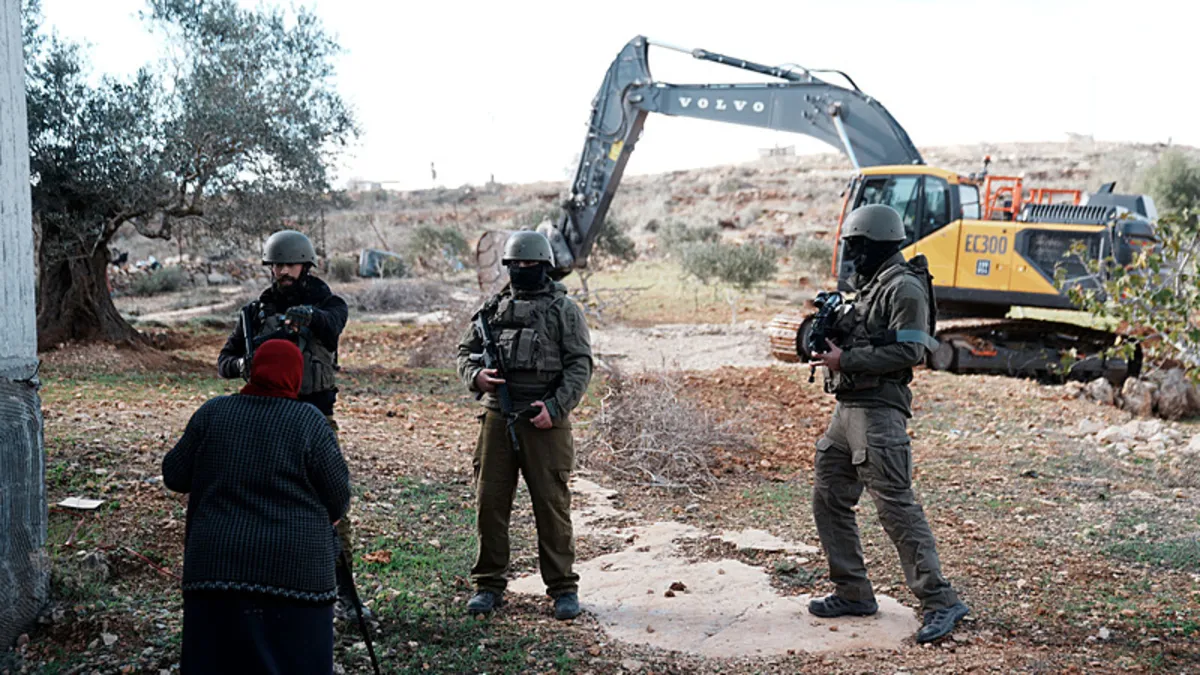 İsrail'den Batı Şeria'da barbarlık: 400 zeytin ağacı söküldü