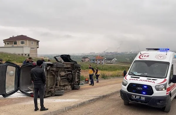 savrulan-minibus-yan-yatarak-durdu-1i-cocuk-3-kisi-yaralandi-1683927104908.jpg Kontrolden çıkan minibüs yan yattı! 1’i çocuk 3 kişi yaralandı - 1