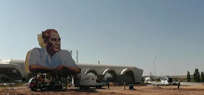 CHP bu kez heykel yerine poster yaptırdı