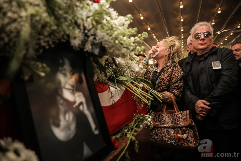 Türk tiyatrosunun usta ismi Yıldız Kenter son yolculuğuna uğurlandı 7