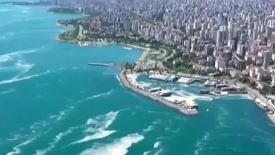 Caddebostan’da müsilaja rağmen yüzdüler