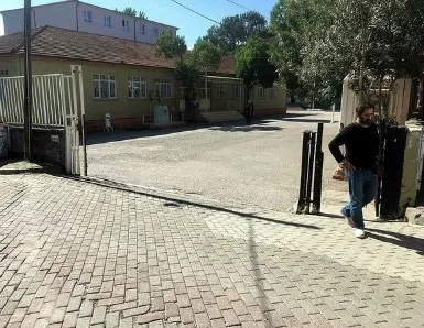 200-kiloluk-kapinin-uzerine-devrilmesiyle-can-veren-mehmet-ali-islerin-ailesi-isyan-etti-1639634594672.jpg 200 kiloluk kapının üzerine devrilmesiyle can veren Mehmet Ali İşler'in ailesi isyan etti - 2