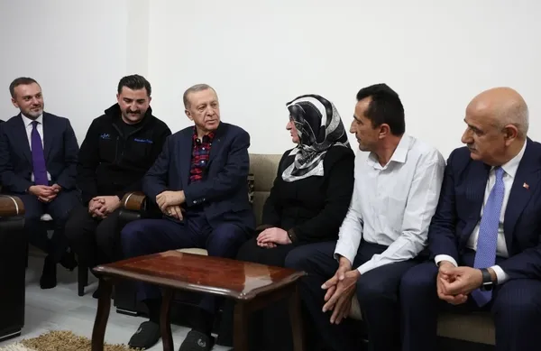 Başkan Erdoğan ’Çayınız var mı’ dediği Artvinli ailenin evine misafir oldu