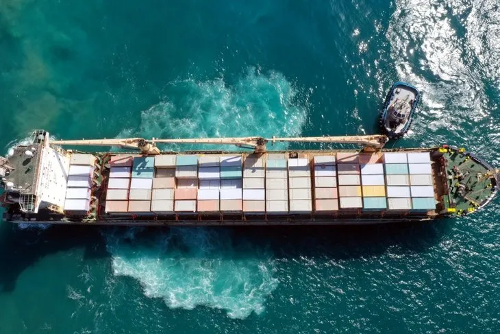 Katar’ın Türkiye’ye depremzedeler için gönderdiği yaşam konteynerleri taşıyan İskenderun’a ulaştı
