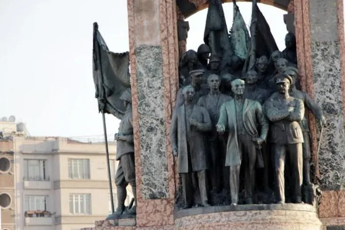 Taksim Cumhuriyet Anıtı'nda yıllardır fark edilmeyen ayrıntı! İki yıldır ortada yok - 1