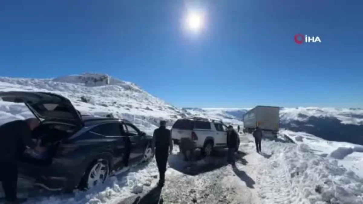 Kar yağışı sürücülere zor anlar yaşattı