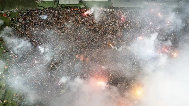 Galatasaray, şampiyonluğu taraftarıyla Florya’da kutladı!