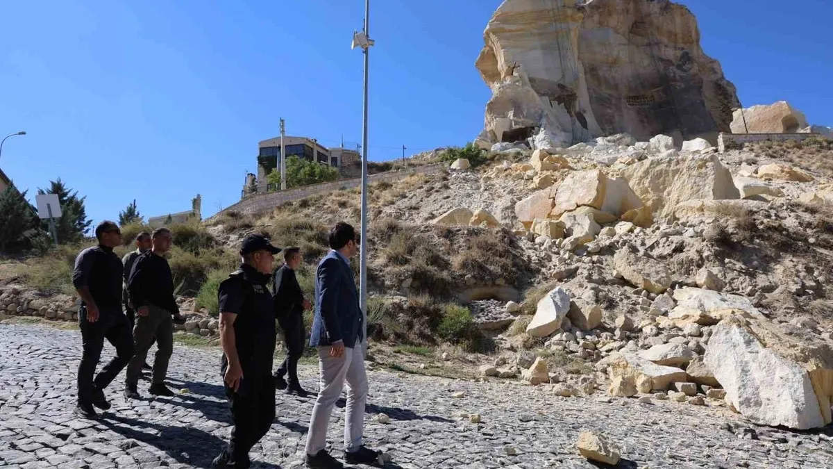 Nevşehir'de Kadıkalesi'nden kopan kaya parçası düştü