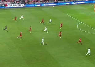 Mbappe ceza sahasında tehlikeyi yarattı
